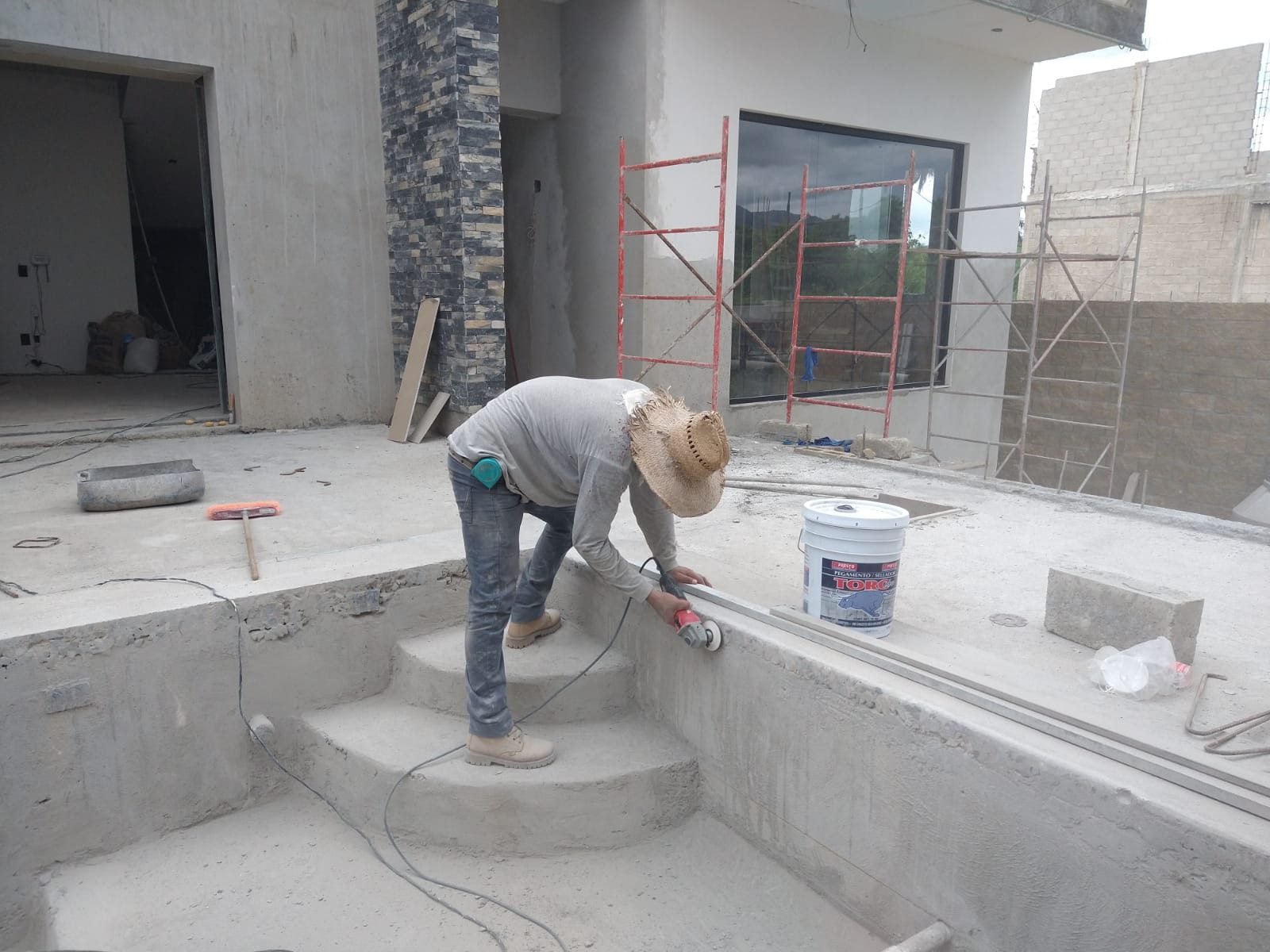 Equipo de obra trabajando en una edificación en Puerto Vallarta