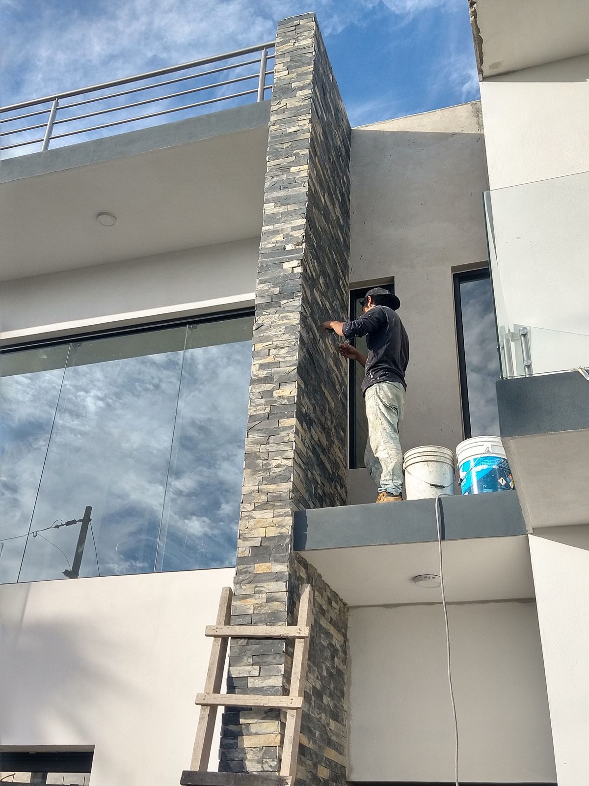 Interior remodelado con acabados de piedra y carpintería en Puerto Vallarta